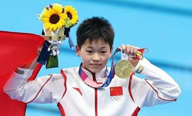 皇马球星贝林厄姆日前接受了法国媒体Telefoot采访，并谈到了自己的生涯、偶像等话题。